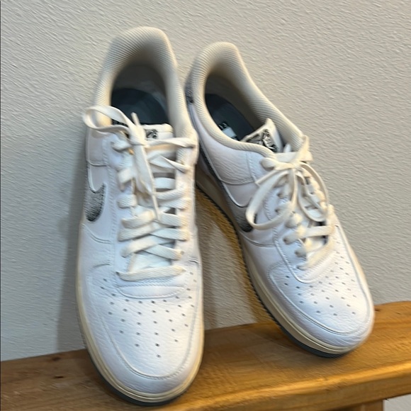 Nike Air Force 1 white leather sneaker w/ silver swish like new Men’s size 10 - Picture 3 of 7